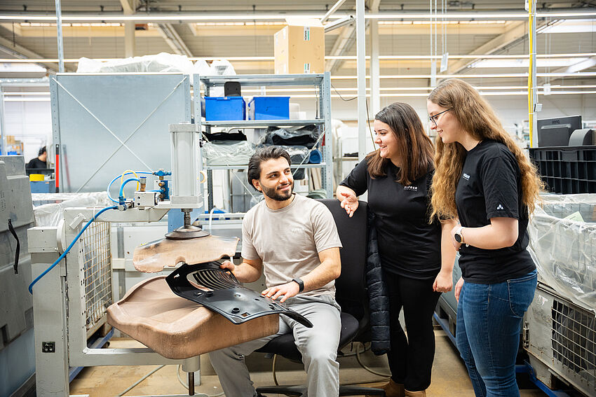 Azubis im Gespräch mit Klöber T-Shirt
